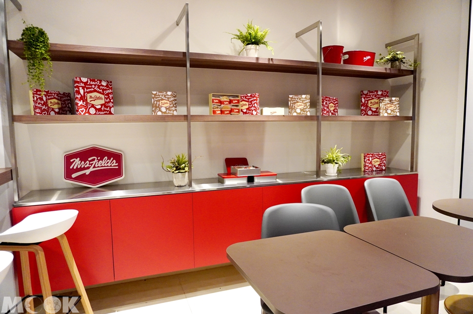 台灣台北市　忠孝復興站　Mrs. Fields　店內照