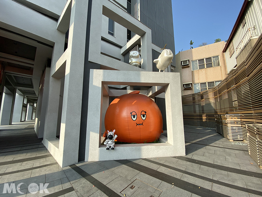 「小Z」與當期小Z好友「阿尼斯特」會於展覽期間一起出現在飯店的各處