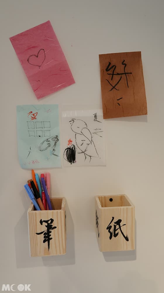 留下空白牆面讓觀眾自由書寫當月趣事