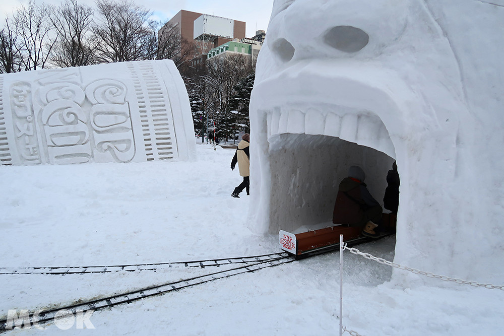 穿越八村壘的雪像隧道
