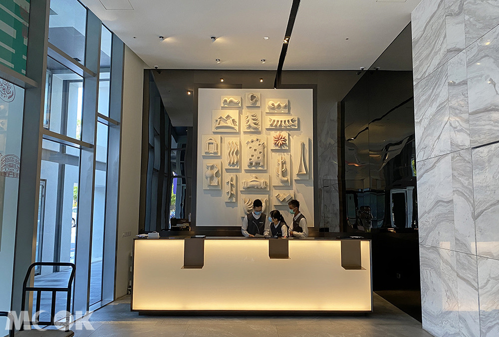 飯店裝潢以簡潔的白色為主軸