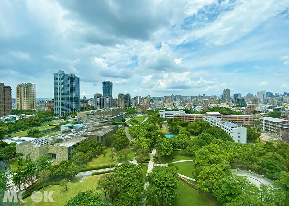 菱形落地窗不僅能導入明亮的採光，還能將台中市街景盡收眼底！