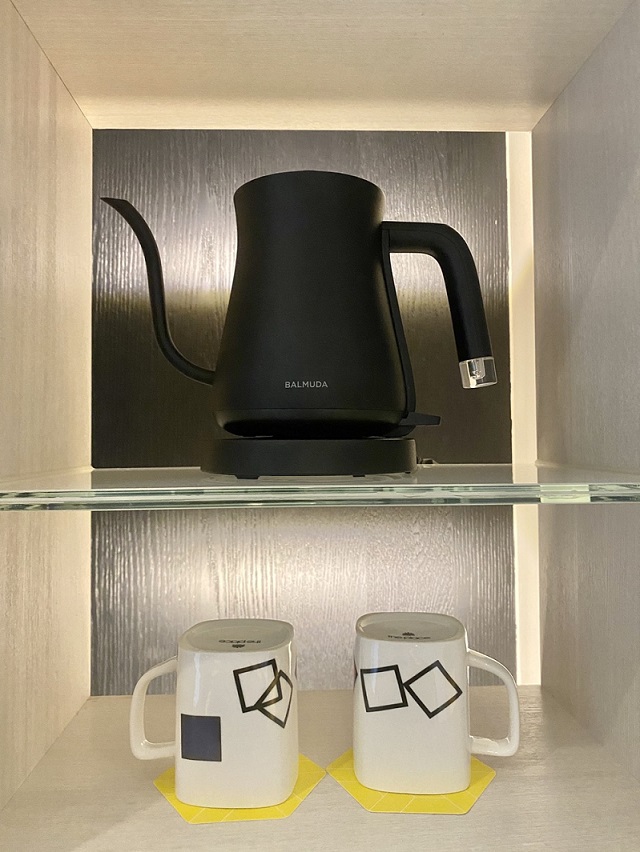 百慕達BALMUDA手沖壺和飯店自己設計的馬克杯