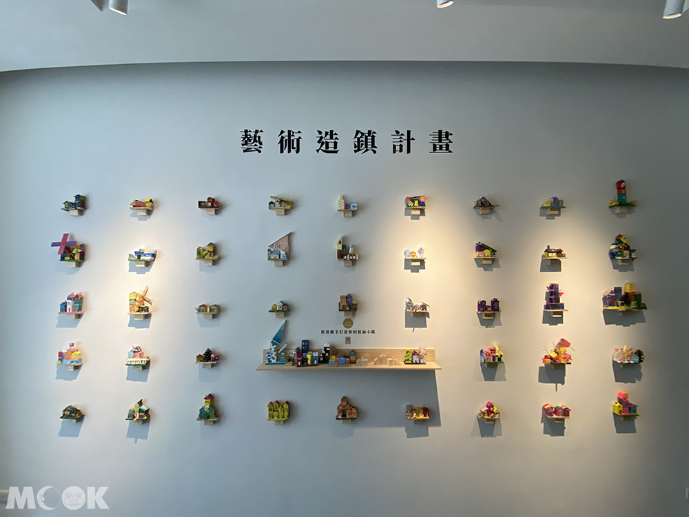 台中大毅老爺行旅-牆上黏著一棟棟具有特色的房屋