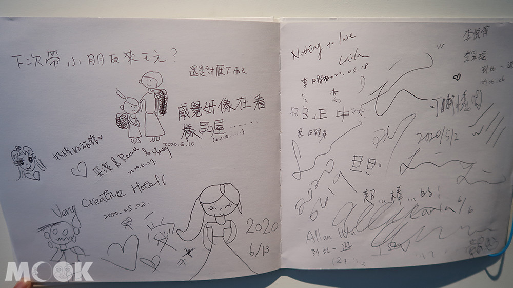 台中大毅老爺行旅-從書架上拿下一本書，每一次翻頁都期待新的發現