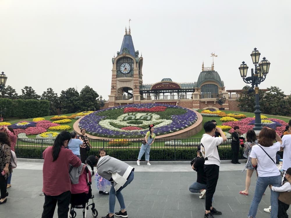 上海迪士尼門口，米奇花圃